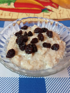 Una foto de Avena con leche y pasas de uvas