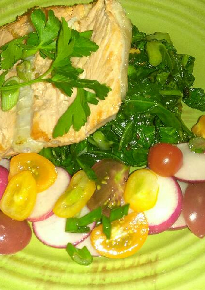 Una foto de Salmón saltiado con hierbas frescas