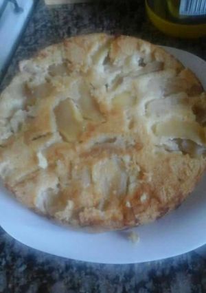 Una foto de torta humeda de manzana invertida