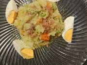 Una foto de guisantes con huevo y bacon