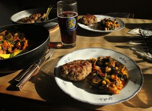 Una foto de Almuerz, bien de miércoles, con bifes a la Linström y ratatouille a la Jorge