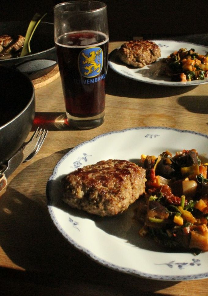 Una foto de Almuerz, bien de miércoles, con bifes a la Linström y ratatouille a la Jorge