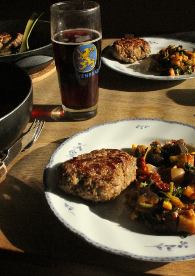 Una foto de Almuerz, bien de miércoles, con bifes a la Linström y ratatouille a la Jorge