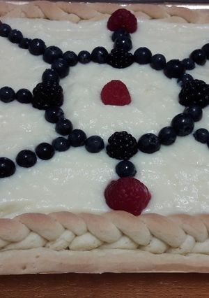 O poză a rețetei Crostata cu cremă și fructe de pădure.