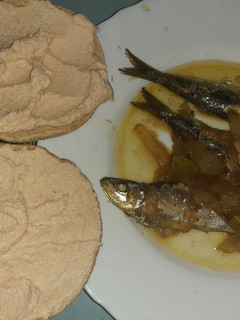 Una foto de Sardinas al tren con cerveza acompañado de tostas de paté de mar