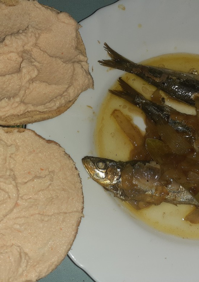 Una foto de Sardinas al tren con cerveza acompañado de tostas de paté de mar