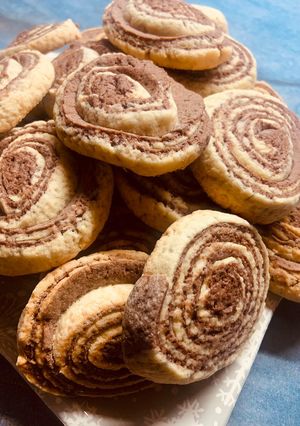 Fekete fehér tekert keksz recept fotója