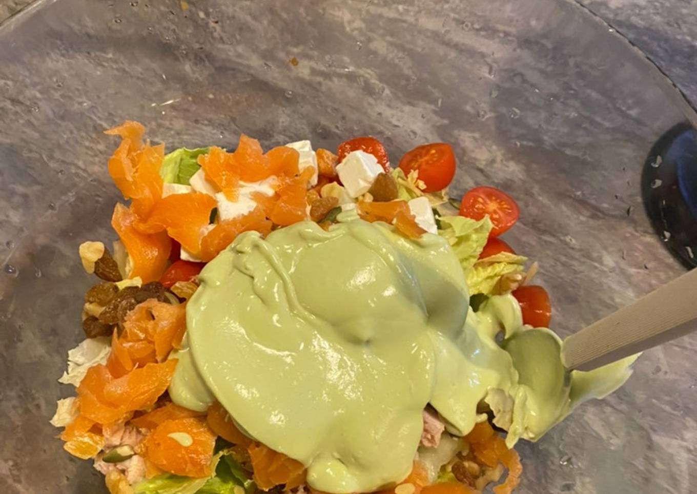 Ensalada de salmón ahumado con crema ligera de aguacate🥗🥑