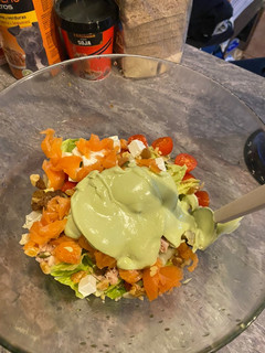 Una foto de Ensalada de salmón ahumado con crema ligera de aguacate🥗🥑