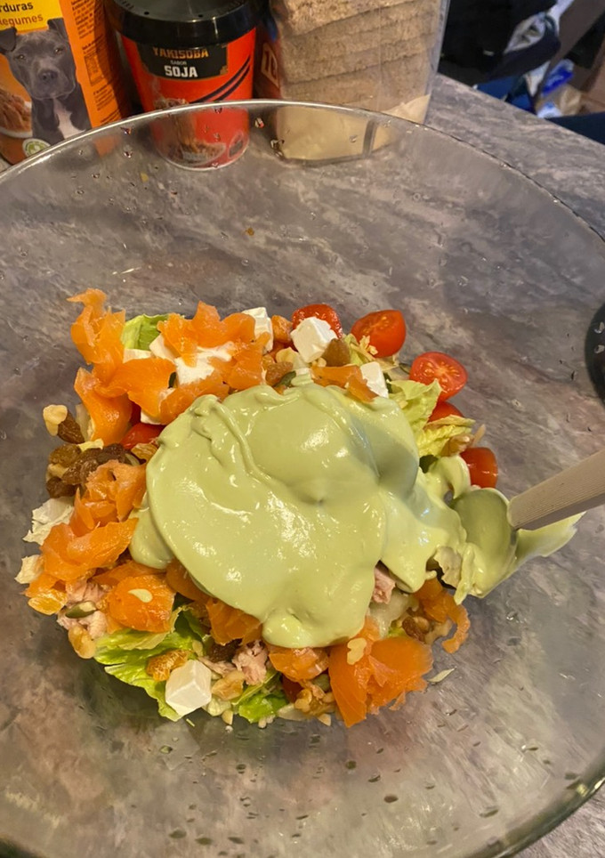 Una foto de Ensalada de salmón ahumado con crema ligera de aguacate🥗🥑