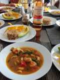 Caldito de mariscos arroz de coco, crocante de plátano y aguacate
