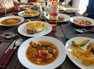 Una foto de Caldito de mariscos arroz de coco, crocante de plátano y aguacate