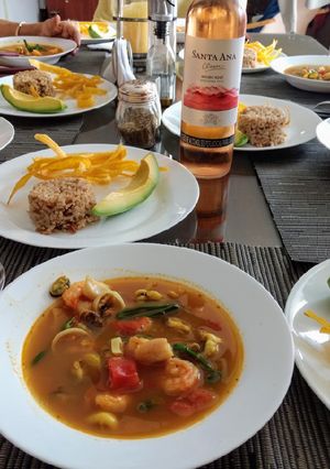Una foto de Caldito de mariscos arroz de coco, crocante de plátano y aguacate