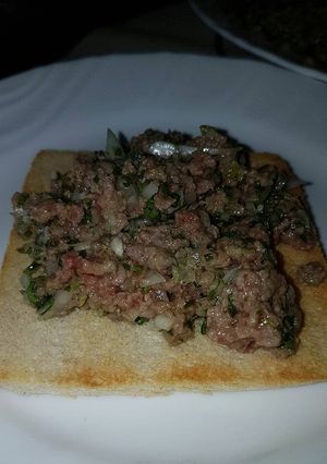 Una foto de Crudo con tostadas