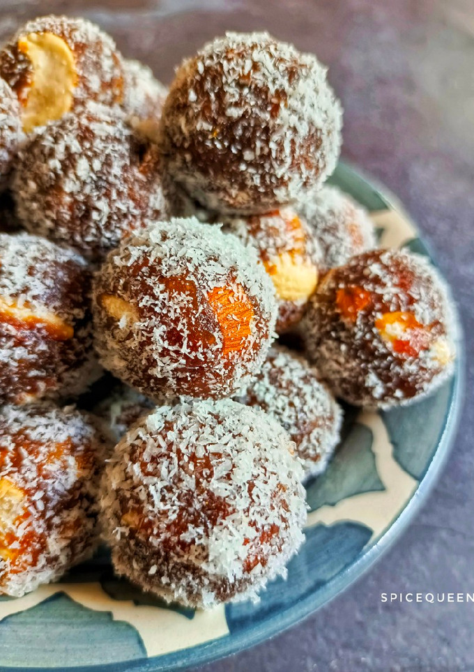 A picture of Dates and Coconut Ladoo.