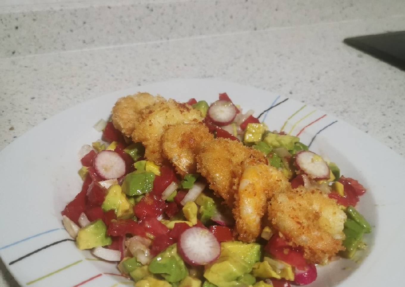 Ensalada con gambas rebozadas