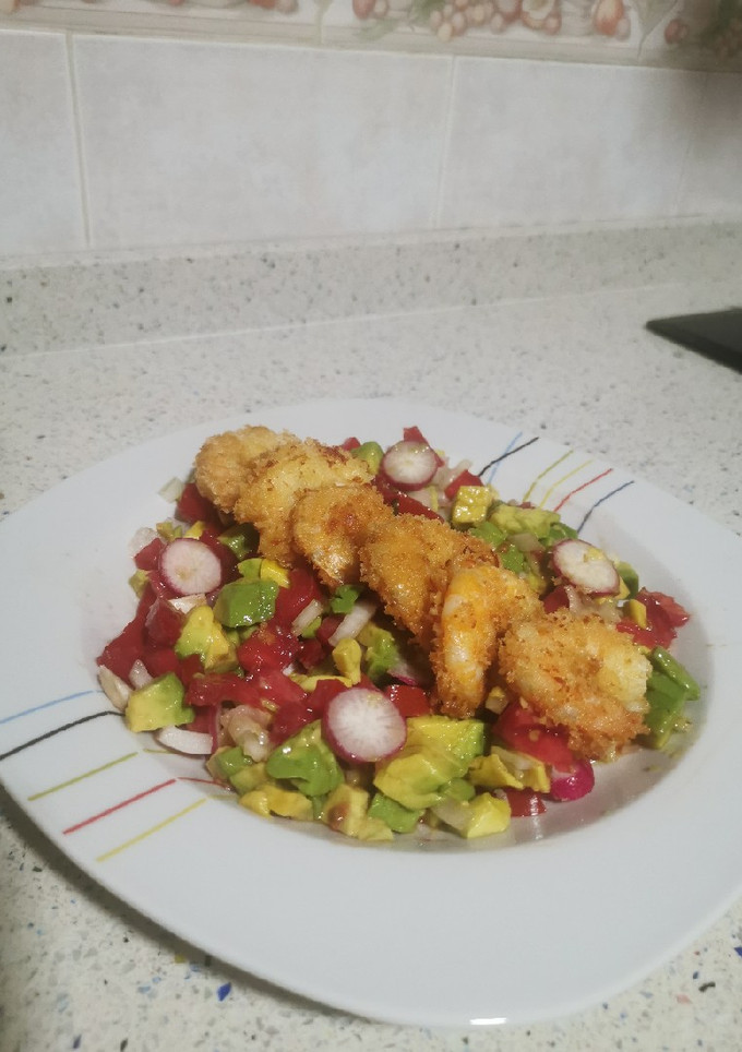 Una foto de Ensalada con gambas rebozadas