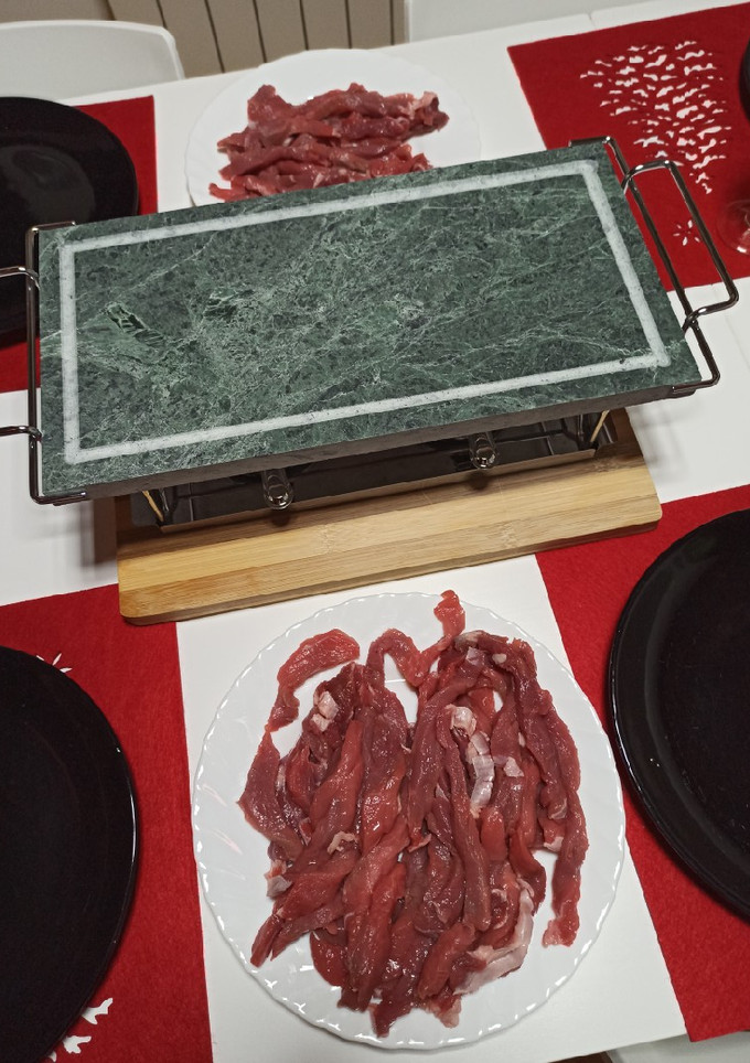 Una foto de Carne a la piedra