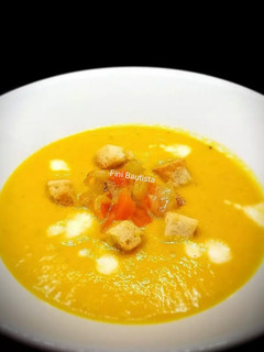 Una foto de Crema de pimientos amarillos y puerros asados