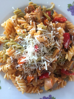 Una foto de Pasta con carne y verduras 🍝🍗🌶