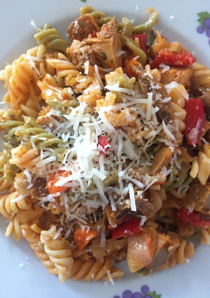 Una foto de Pasta con carne y verduras 🍝🍗🌶
