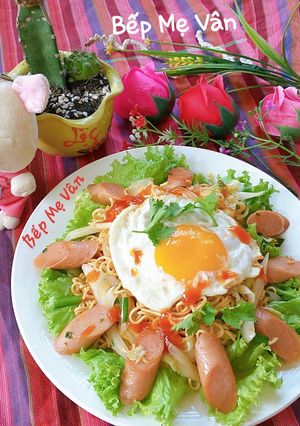 Hình của món Mì gói xào xúc xích và trứng ốp la.