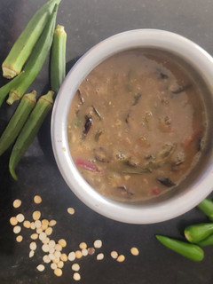 வெண்டைக்காய் பச்சை மிளகாய் குழம்பு (Ladies finger,greenchilly gravy) செய்முறை முக்கிய புகைப்படம்