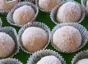 Una foto de Brigadeiros de coco... Beijinho