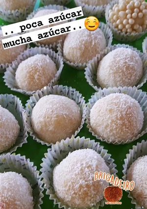 Una foto de Brigadeiros de coco... Beijinho