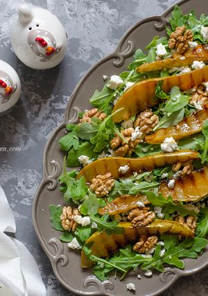 Фото Салат с рукколой голубым сыром и гриль грушей.