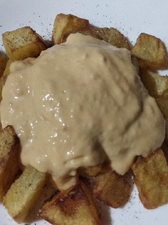 Una foto de Patatas bravas con salsa rosa