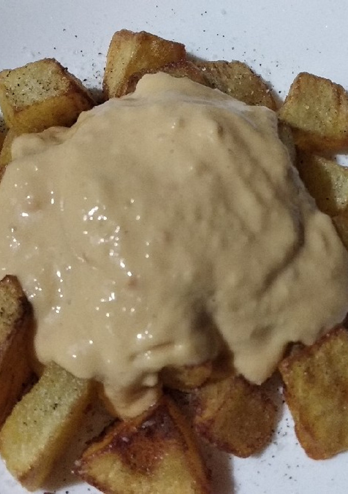 Una foto de Patatas bravas con salsa rosa