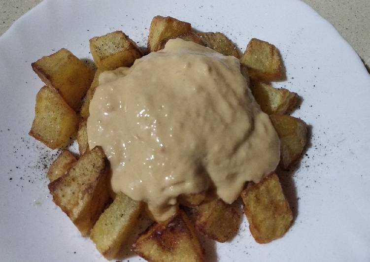 Patatas bravas con salsa rosa