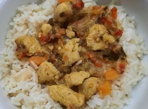 Una foto de Cubos de pollo al curry con arroz