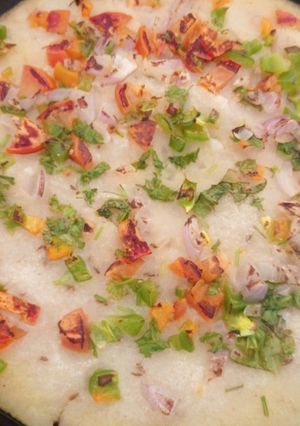 सूजी उत्तपम (sooji uttapam recipe in Hindi) रेसिपी मुख्य फोटो