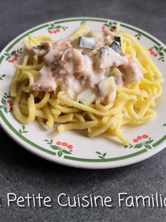 Une photo de Pâte à la crème, saumon fumé et courgettes