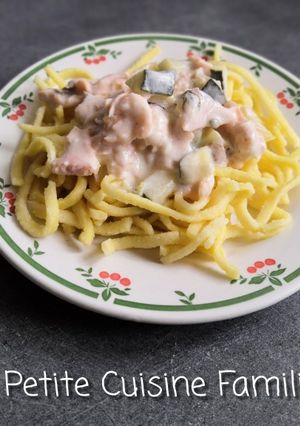 Une photo de Pâte à la crème, saumon fumé et courgettes
