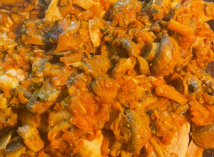 Una foto de Pollo a la jardinera con champiñones a olla de presión 🫶 super nutritivo!
