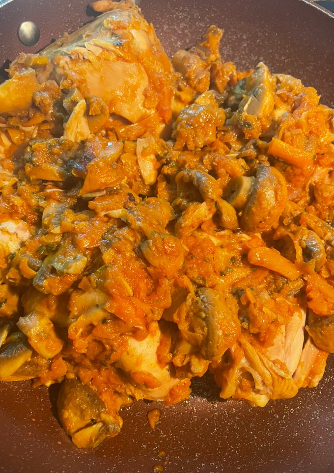 Una foto de Pollo a la jardinera con champiñones a olla de presión 🫶 super nutritivo!