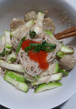 Hình của món Bún gạo lứt xào trứng bò viên.
