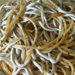 Una foto de Espaguetis integrales con gulas
