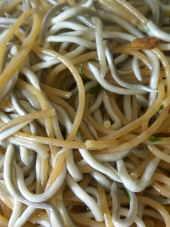 Una foto de Espaguetis integrales con gulas