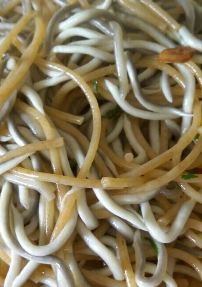 Una foto de Espaguetis integrales con gulas