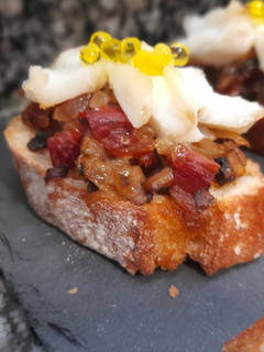 Una foto de Pincho de tomate seco, portobello y bacalao confitado