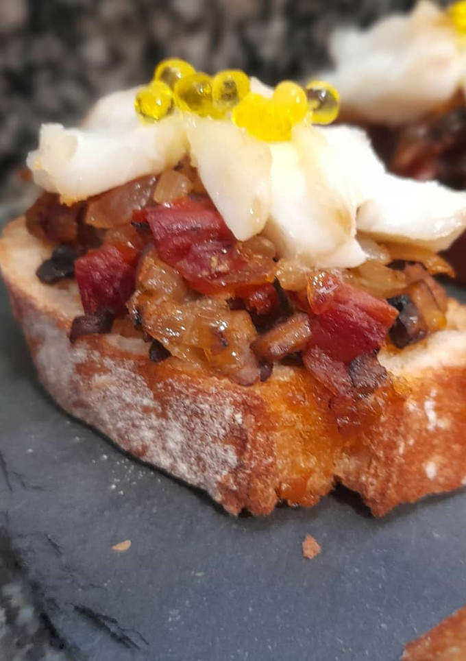 Una foto de Pincho de tomate seco, portobello y bacalao confitado