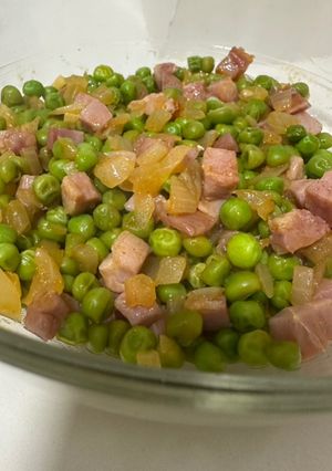 Una foto de Guisantes con jamón