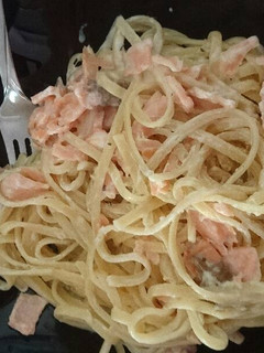 Una foto de Tallarines con salmón ahumado