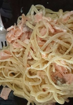 Una foto de Tallarines con salmón ahumado