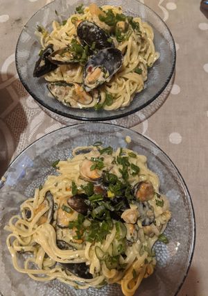 Una foto de Spaghetti a la crema y frutos de mar