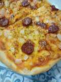 Pizza ibérica de chorizo y cebolla